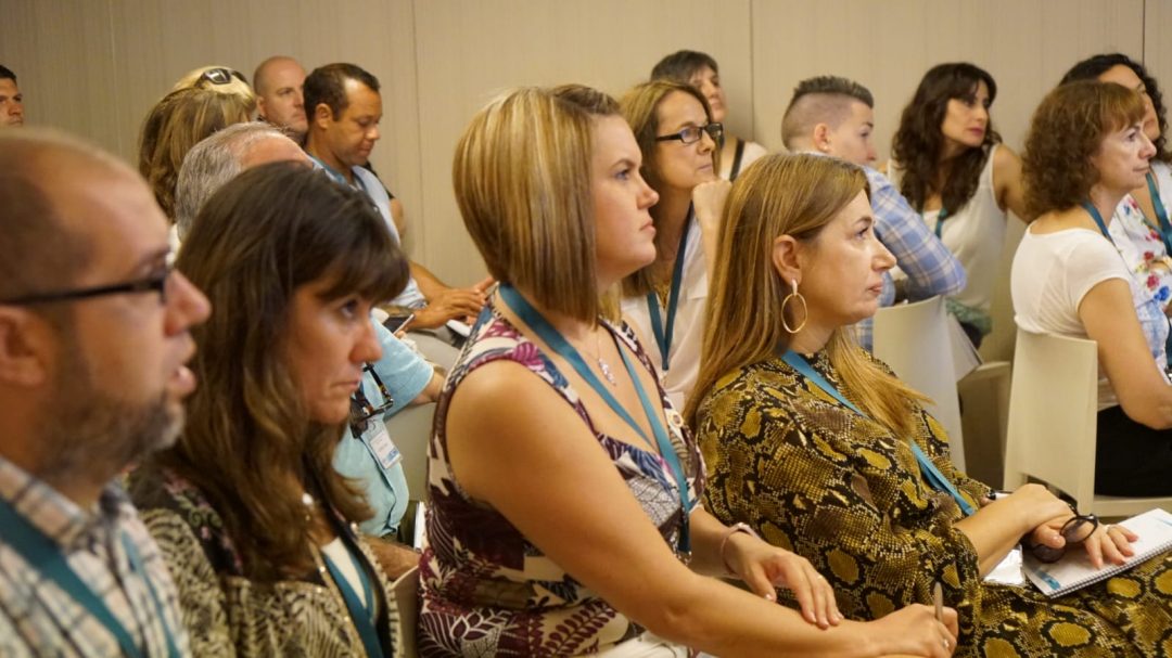 Asistentes atentos durante una sesión de formación