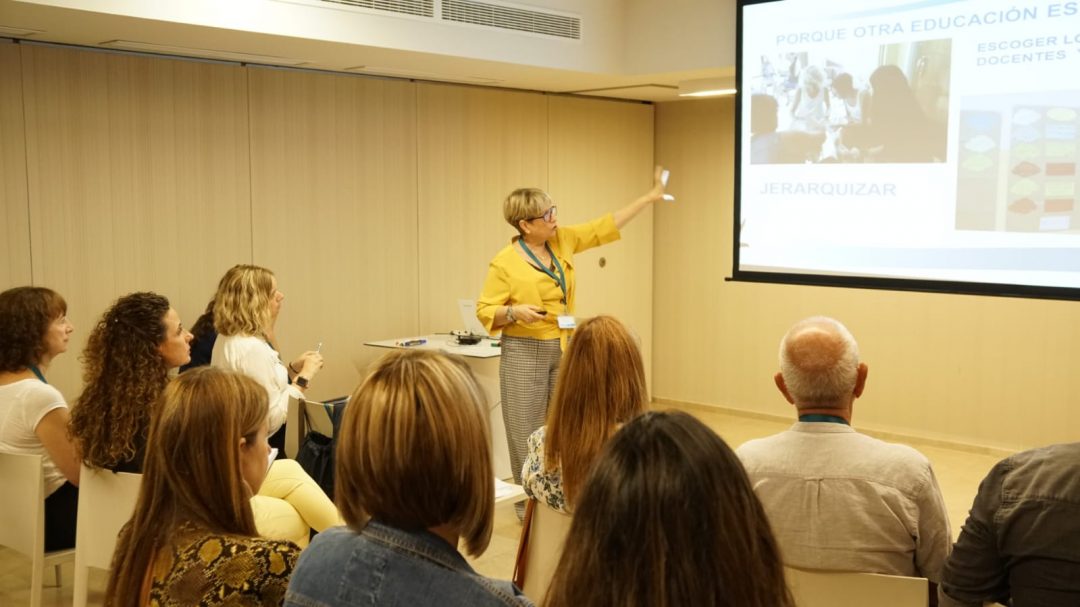 Patricia Félix presentando ante un grupo durante una jornada de formación