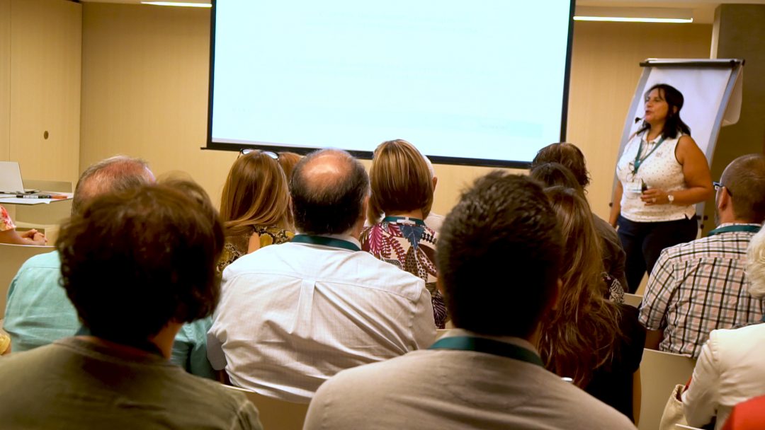 Grupo de profesionales durante una presentación de Capital Humano Consulting