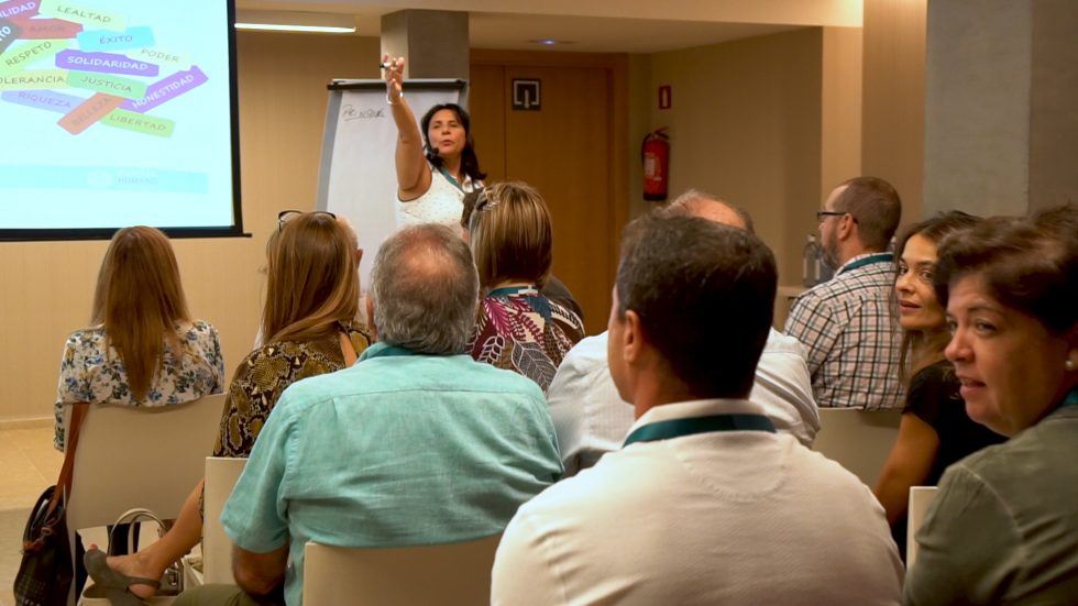 Patricia Félix dirigiendo un taller de CoachingxValores