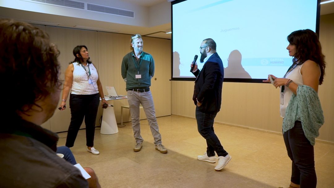 Participantes compartiendo conclusiones durante un taller de Capital Humano Consulting